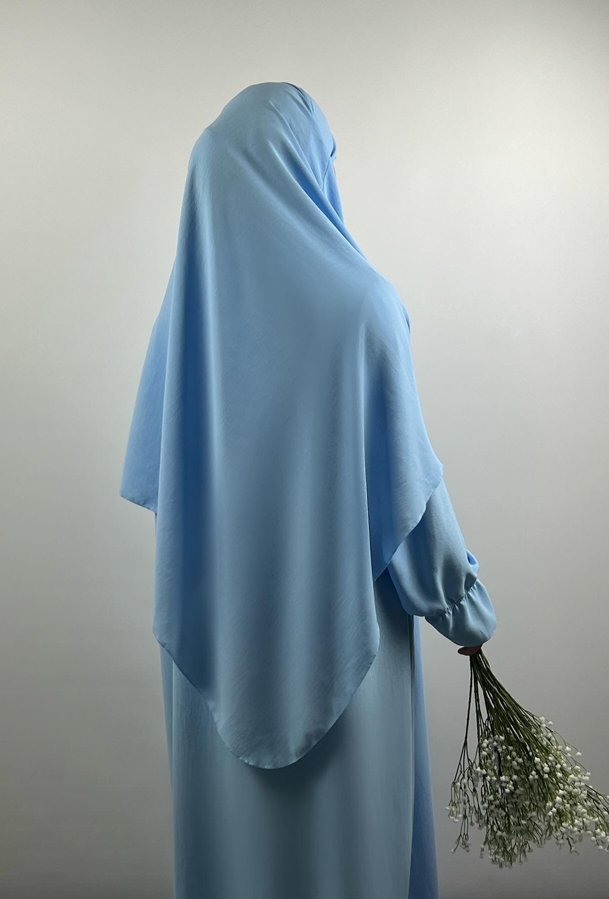 Hellblaues Abaya- und Khimar-Set aus leichtem Stoff mit Ballonärmeln, Rückansicht.