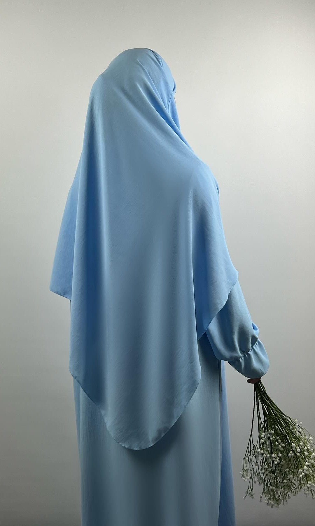 Hellblaues Abaya- und Khimar-Set aus leichtem Stoff mit Ballonärmeln, Rückansicht.