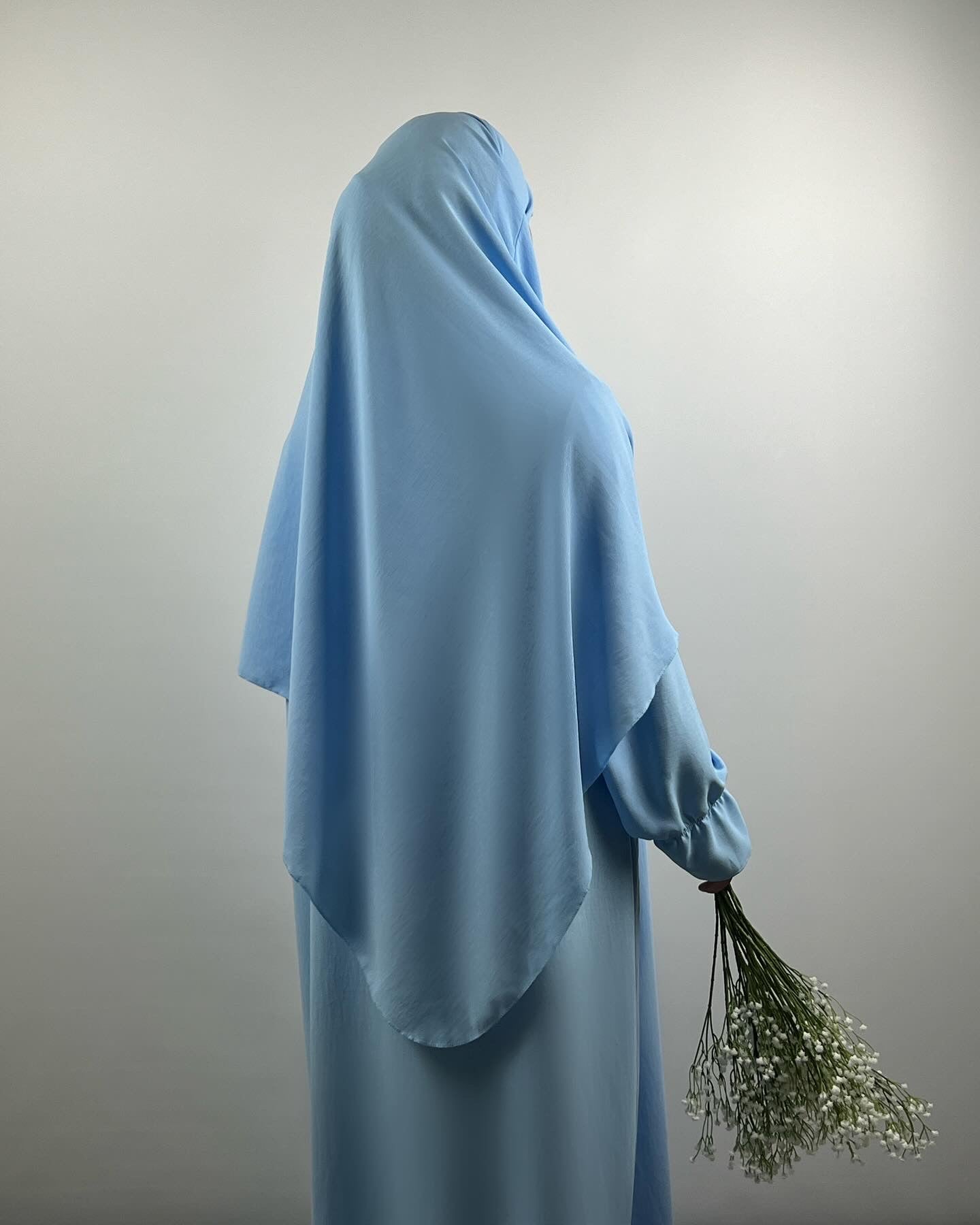 Hellblaues Abaya- und Khimar-Set aus leichtem Stoff mit Ballonärmeln, Rückansicht.