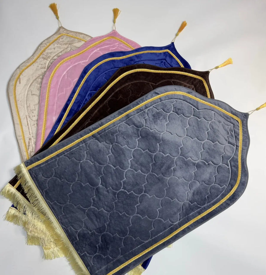 Weiche Samt-Gebetsteppiche (Sejadah) in verschiedenen Farben zur Auswahl. Die Teppiche mit geprägtem Muster sind mit einer goldenen Kordel, Quasten und Fransen verziert.