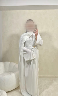 Bodenlanges Stufenkleid in Taupe mit weiten Ballonärmeln und elastischen Bündchen, Frontalansicht.