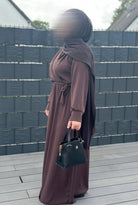 Wickelkleid dunkelbraun aus Jazzstoff, maxilänge, lange Ärmel mit Bündchen, Bindegürtel, Seitenansicht