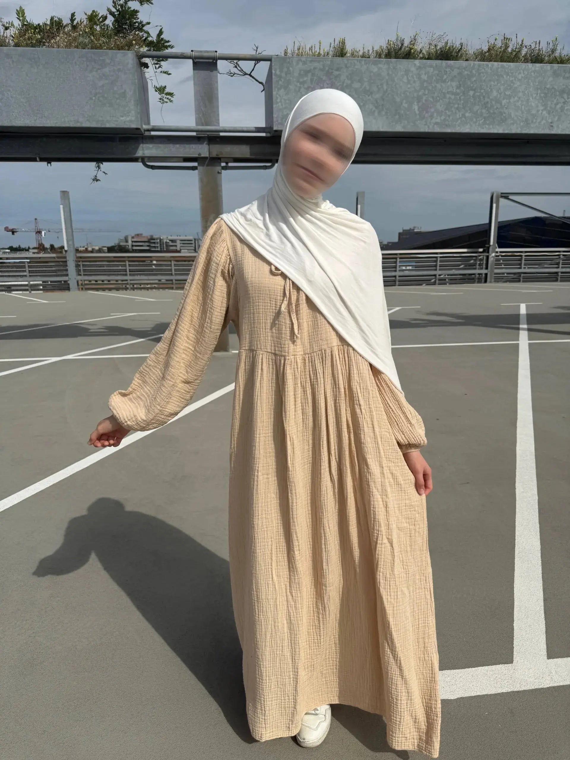 maxi-kleid aus 100% baumwolle mit crinkle-struktur und lockerer passform