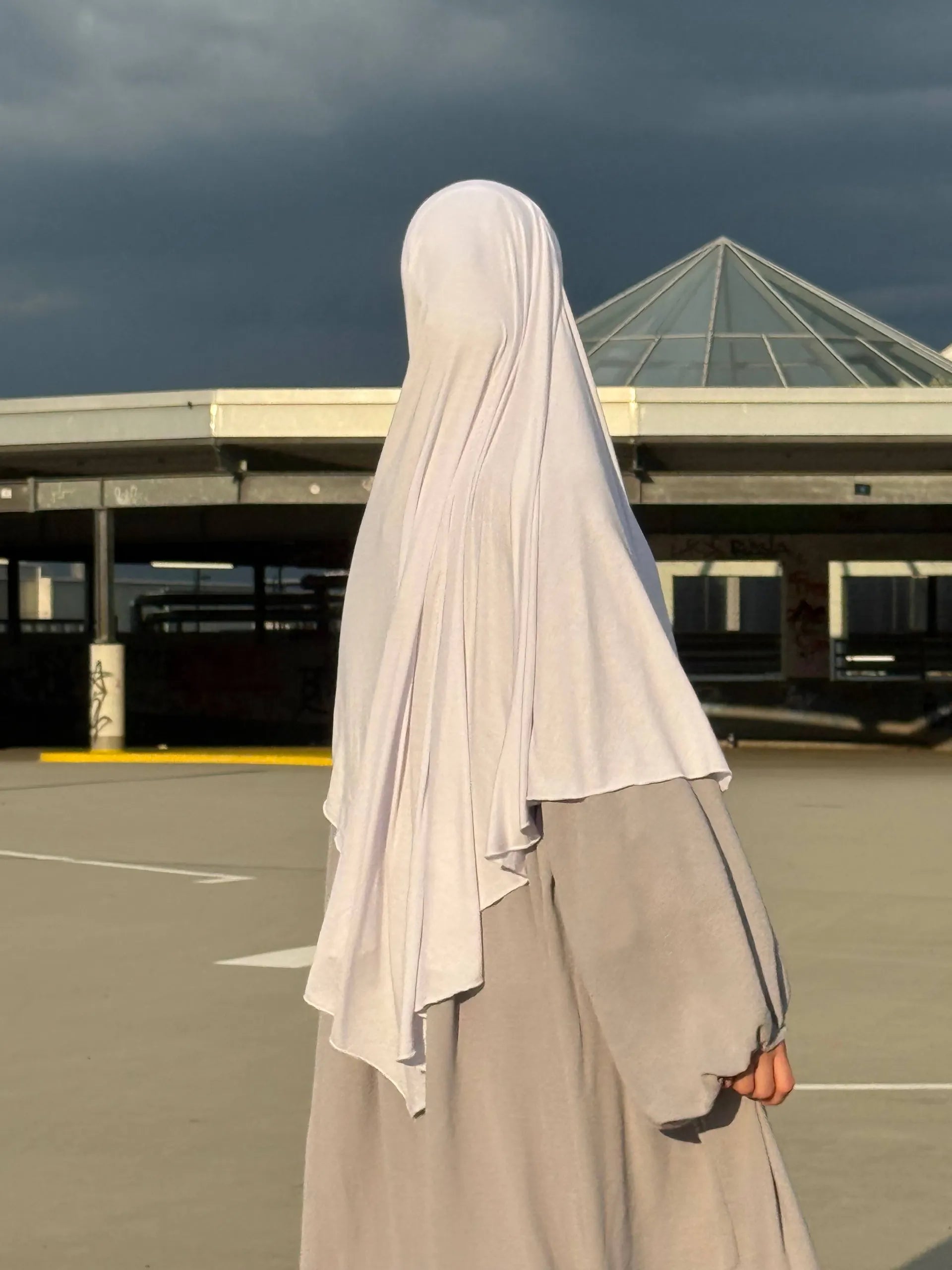 Jersey Khimar aus 95% Viskose und 5% Elastan in Hellgrau, gezeigt in Rückenansicht.