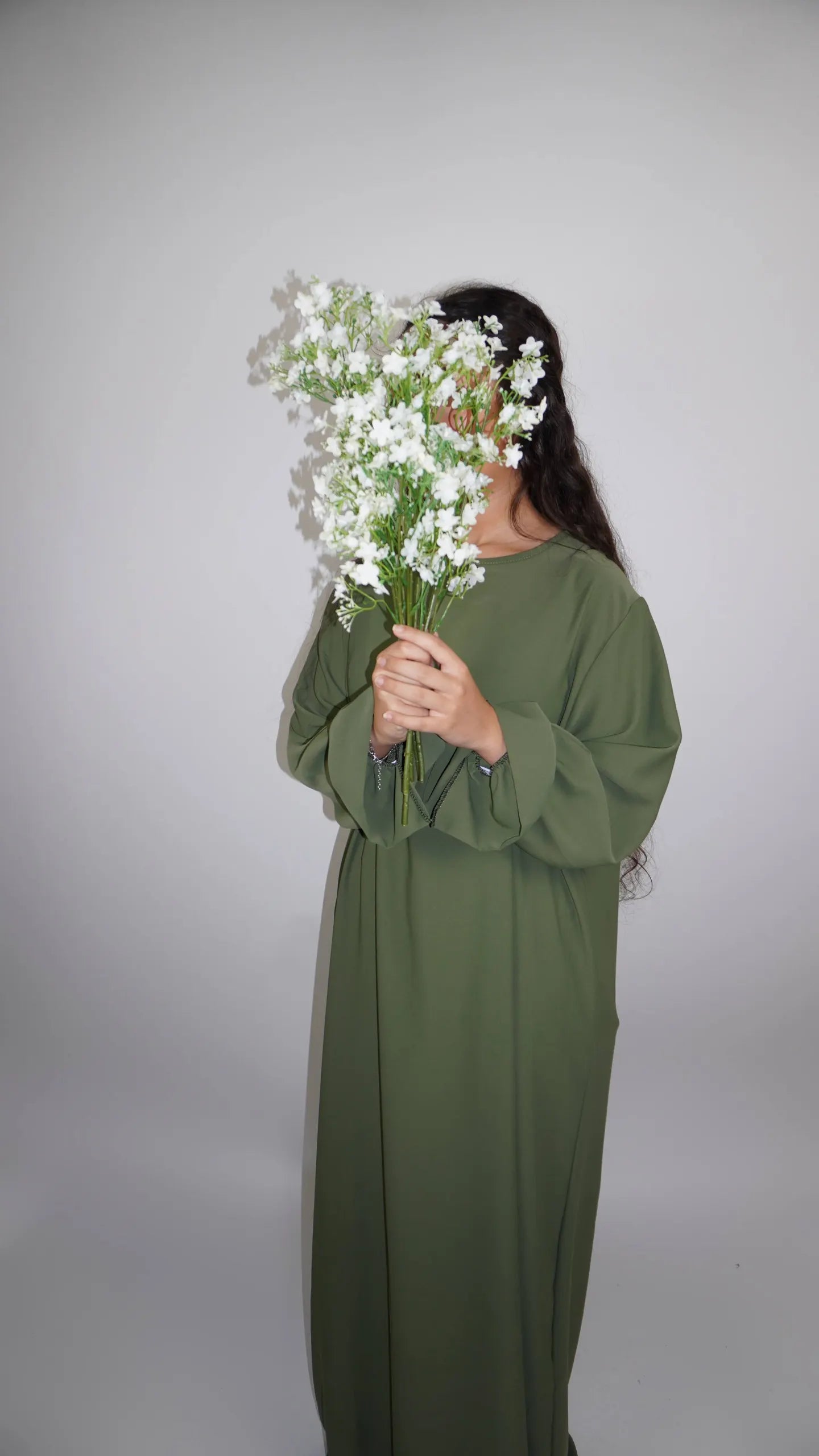 abaya olivgrün aus medina-seide mit rüschenärmeln, frontansicht