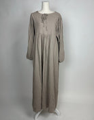 Taupefarbenes Musselin-Maxikleid aus 100% Baumwolle mit Bindeband am Rundhalsausschnitt und langen Ärmeln, Vorderansicht