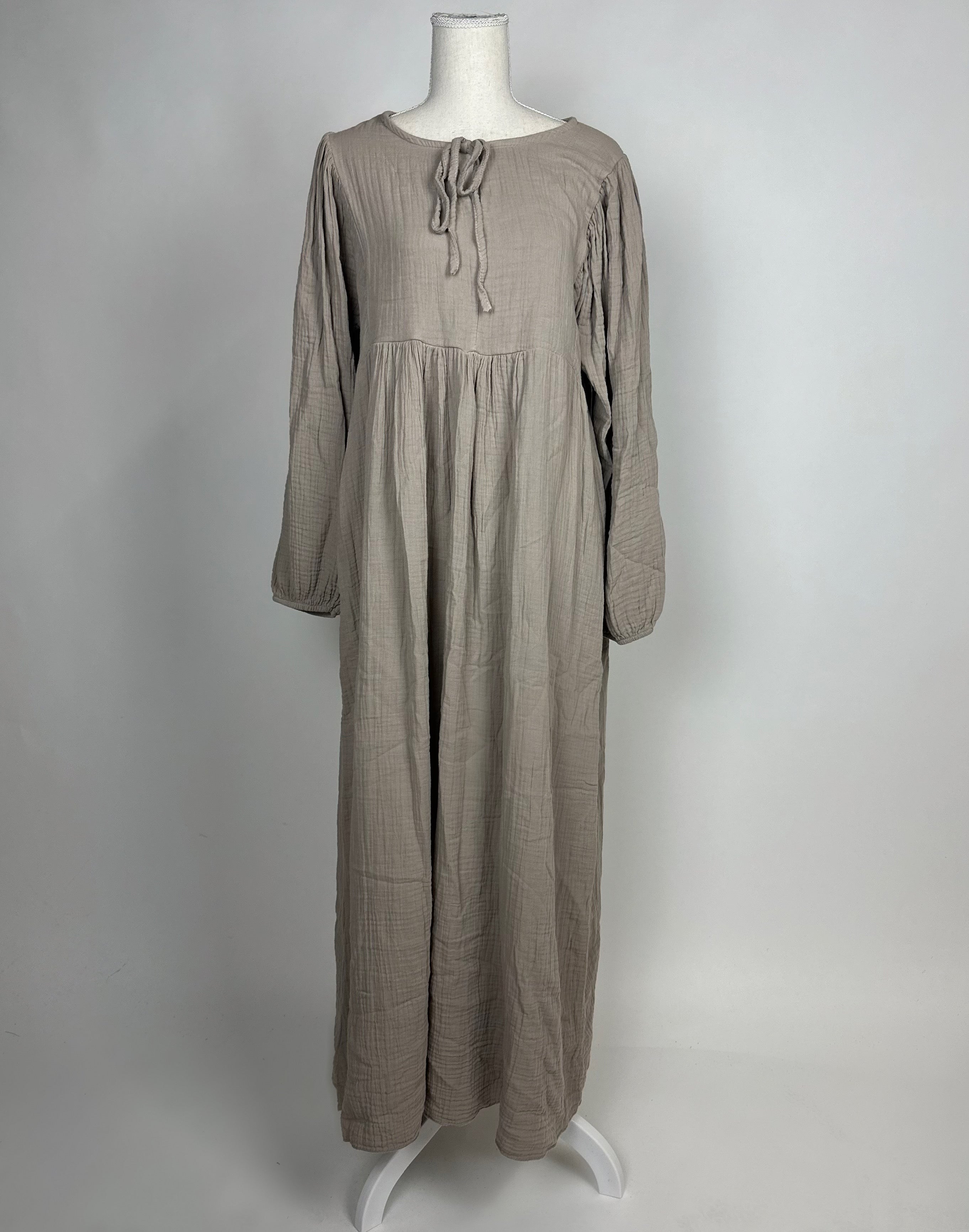 Taupefarbenes Musselin-Maxikleid aus 100% Baumwolle mit Bindeband am Rundhalsausschnitt und langen Ärmeln, Vorderansicht