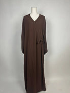 Braune Wickelabaya aus leichtem Stoff zeigt Ballonärmel und seitliche Schleife im Modest Hijab-Stil, Vorderansicht.