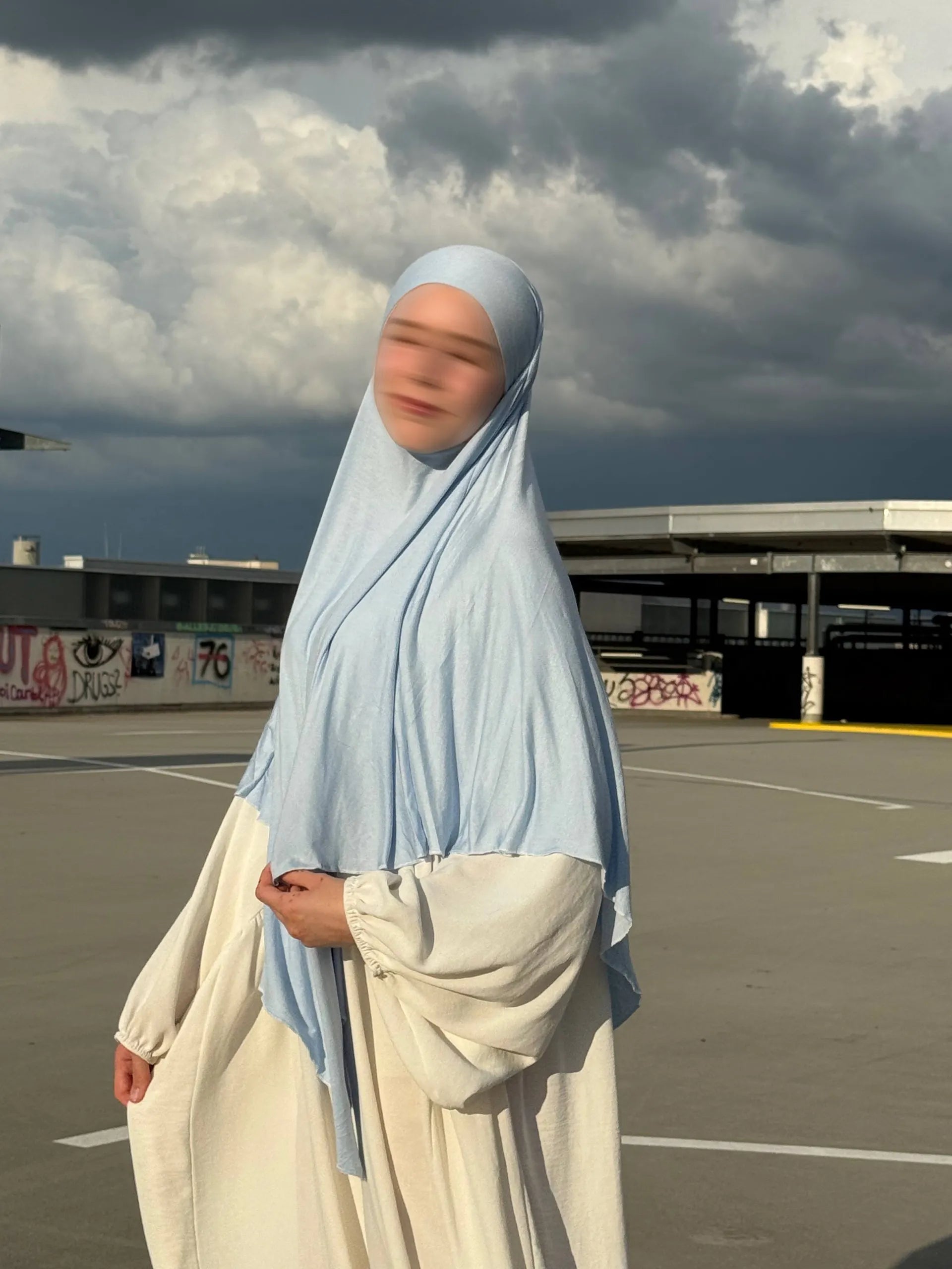 Der hellblaue Jersey-Khimar aus Viskose-Jersey wird in Dreiviertelansicht gezeigt.