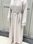 Sandfarbene Open Abaya aus Medina-Seide mit Bindegürtel und Unterkleid, Vorderansicht