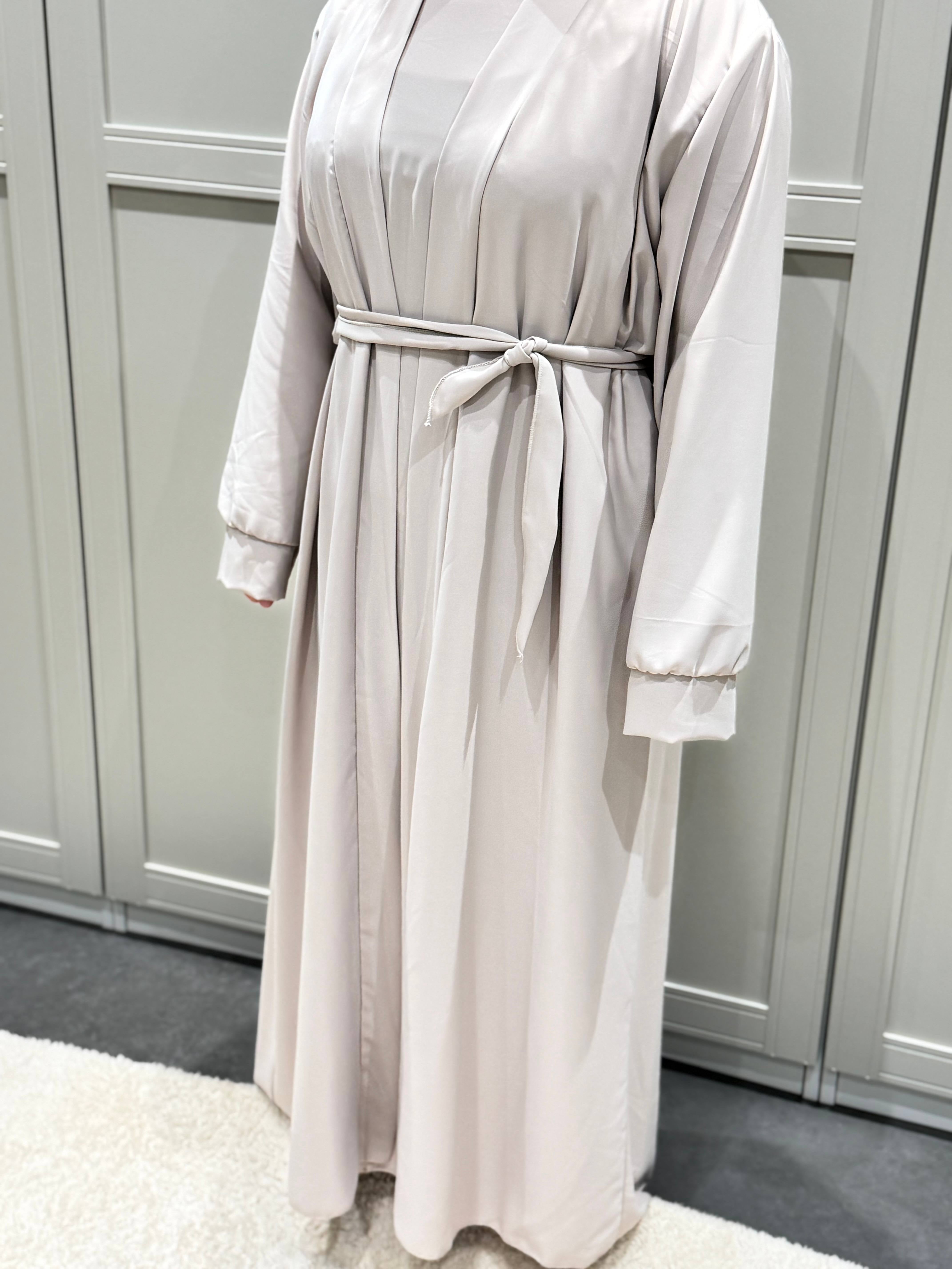 Sandfarbene Open Abaya aus Medina-Seide mit Bindegürtel und Unterkleid, Vorderansicht