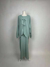 Salbeigrünes Abaya-Zweiteiler-Set aus Jersey im Modest-Stil mit Schleifen am Oberteil und Unterkleid, Vorderansicht.