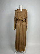 Karamellbraunes Wickelkleid aus Jazzstoff mit Bindegürtel und langen Ärmeln, in Vorderansicht gezeigt.