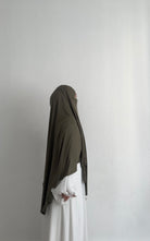 Jersey-Khimar aus Viskose-Elasthan in Olivgrün mit längerem Rückenteil, Seitenansicht.