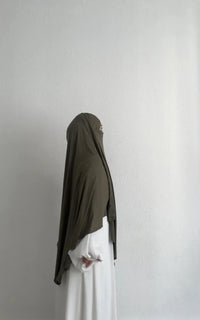 Jersey-Khimar aus Viskose-Elasthan in Olivgrün mit längerem Rückenteil, Seitenansicht.