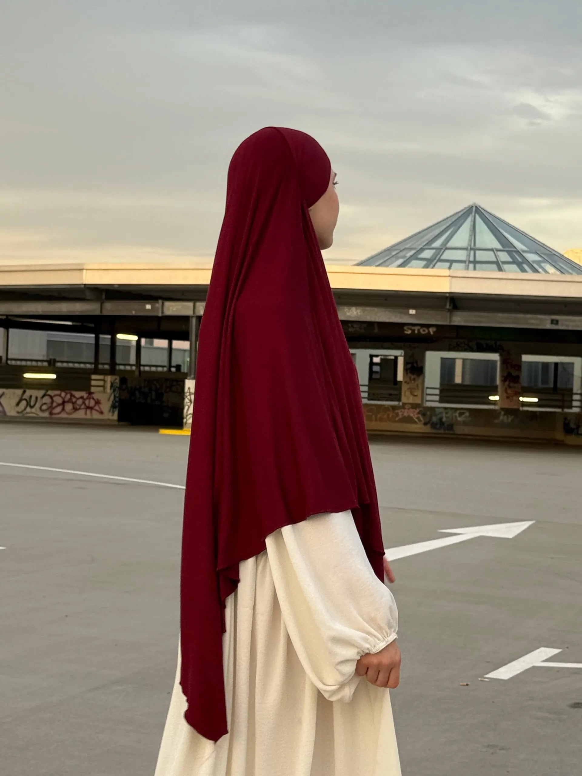 Jersey Khimar aus Viskose-Elastan in Bordeaux, seitliche Ansicht einer stehenden Person.