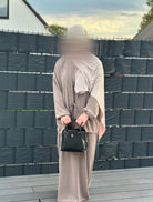 schleifenset mit unterkleid taupe, überwurf mit bindeband und weiten ärmeln, frontansicht
