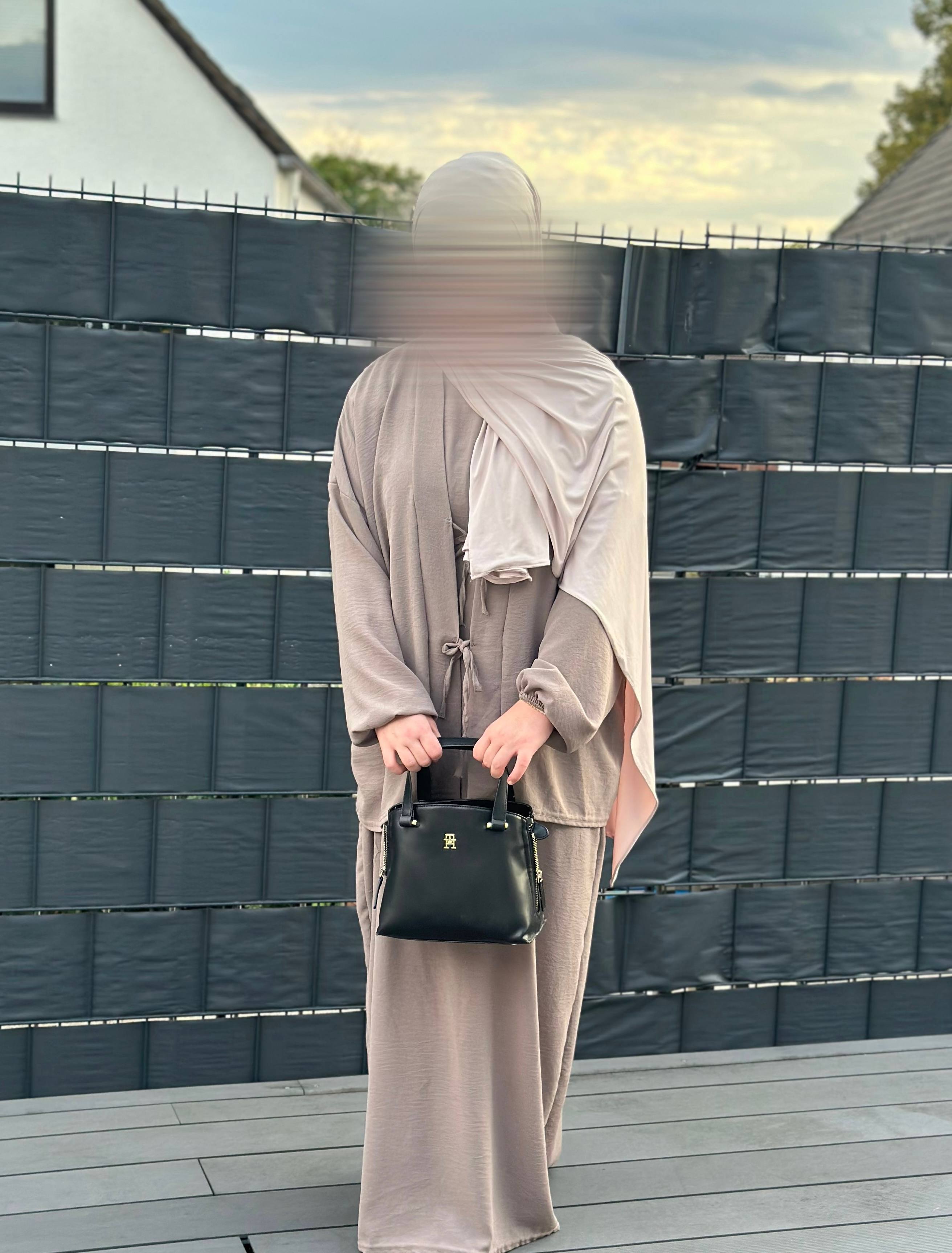 schleifenset mit unterkleid taupe, überwurf mit bindeband und weiten ärmeln, frontansicht