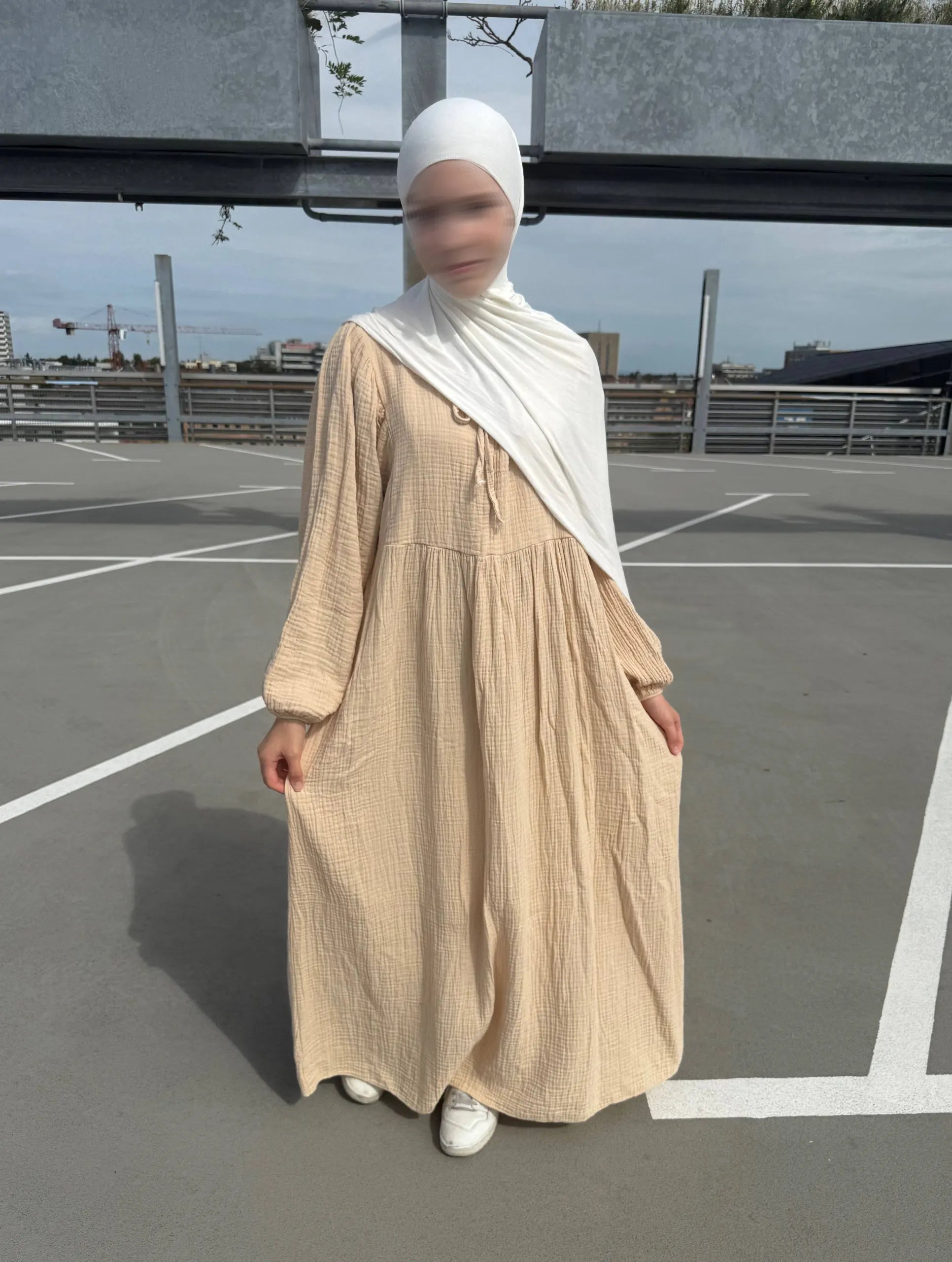 langes musselin-kleid aus baumwolle mit crinkle-struktur, lockerer fall, frontansicht