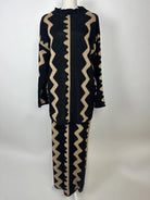 Schwarz-beiger Zweiteiler mit Rock aus Strick zeigt Zickzackmuster und langes Oberteil, Vorderansicht