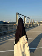Jersey Khimar aus Viskose‑Elastan in Schwarz, Rückansicht einer Trägerin auf Parkdeck.