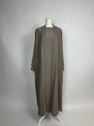 Taupefarbene Open-Abaya Dubai mit passendem Unterkleid, locker fallend, Vorderansicht auf Schneiderpuppe