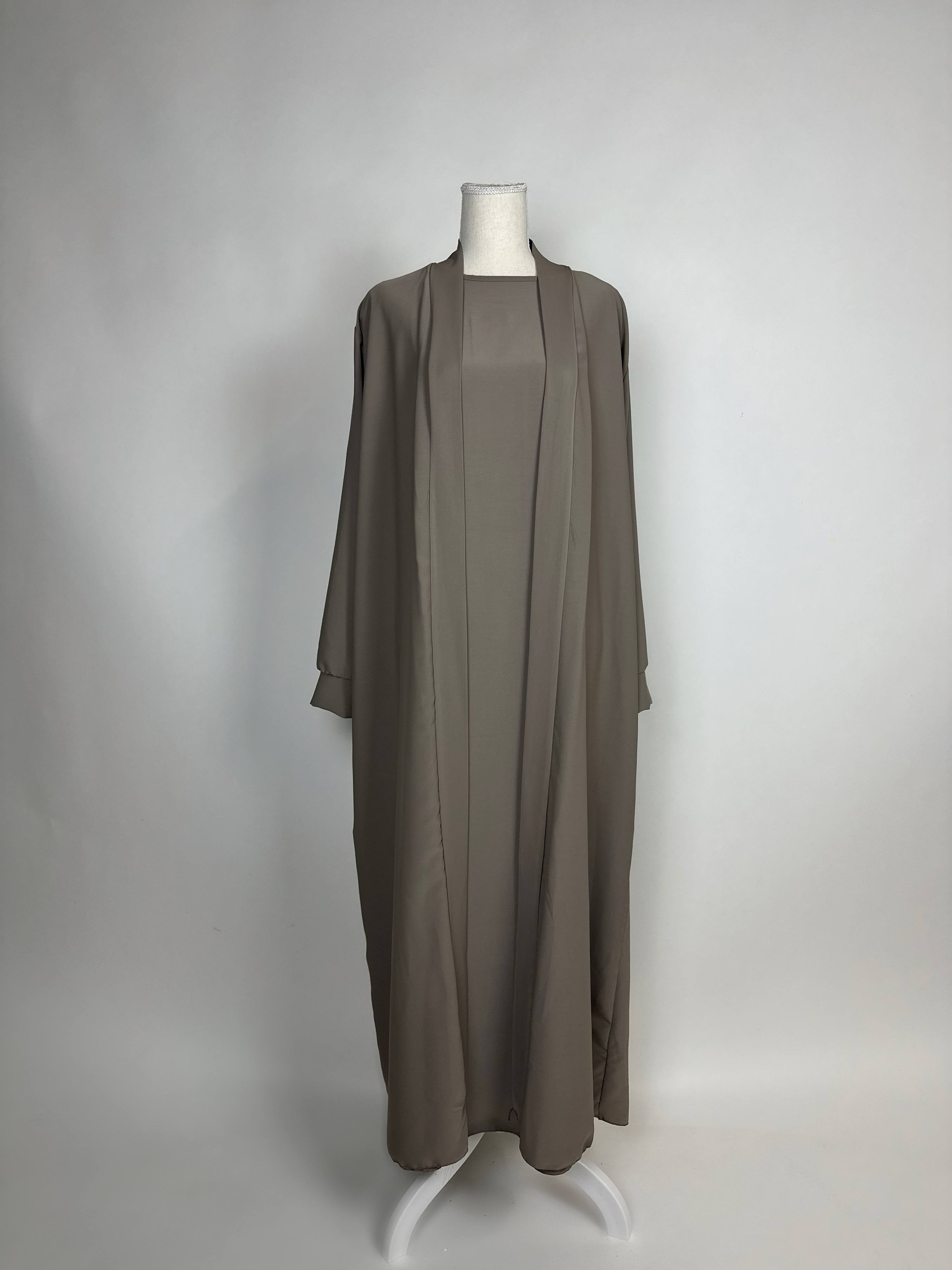 Taupefarbene Open-Abaya Dubai mit passendem Unterkleid, locker fallend, Vorderansicht auf Schneiderpuppe