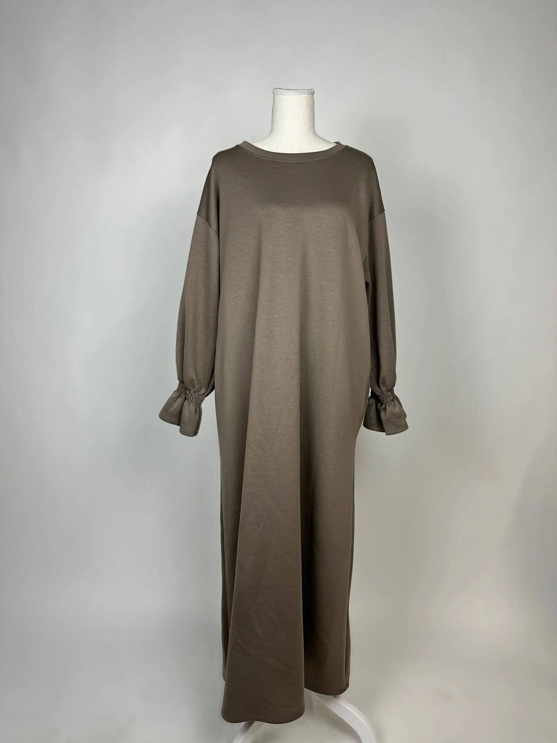 Rüschenabaya aus Stretchmix, langarm mit integrierten Taschen, Frontansicht