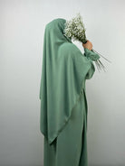 Abaya- und Khimar-Set salbeigrün aus Jazzstoff mit Ballonärmeln, Seitenansicht.