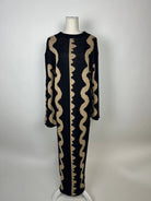 Schwarz-beiges Maxi Strickkleid aus Strick mit vertikalem Wellenmuster und langen Ärmeln, Vorderansicht auf Puppe