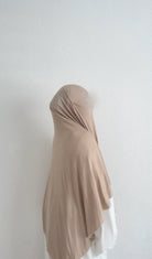 Jersey Khimar beige aus Viskose-Jersey mit fließendem Fall und längerem Rückteil, Seitenansicht.