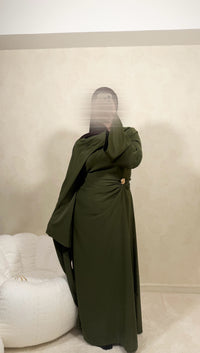 Bodenlanges Kleid in Taupe mit weitem A-Linien-Schnitt und elastischen Ärmelbündchen, Frontalansicht.