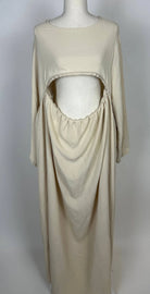 Beige Still-Abaya aus luftigem Jazzstoff mit großer Frontöffnung und Raffungen, in der Vorderansicht gezeigt.