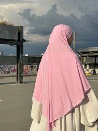 Jersey Khimar aus Viskose/Elastan in Hellrosa, Rückenansicht mit fallendem Saum.