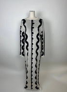 Hellgraues Maxi Strickkleid aus Grobstrick mit schwarzen Wellenstreifen und Langarm, Vorderansicht