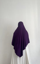 Jersey Khimar in dunklem Violett aus Viskose‑Elastan, Rückenansicht mit spitz zulaufendem Rückenteil.