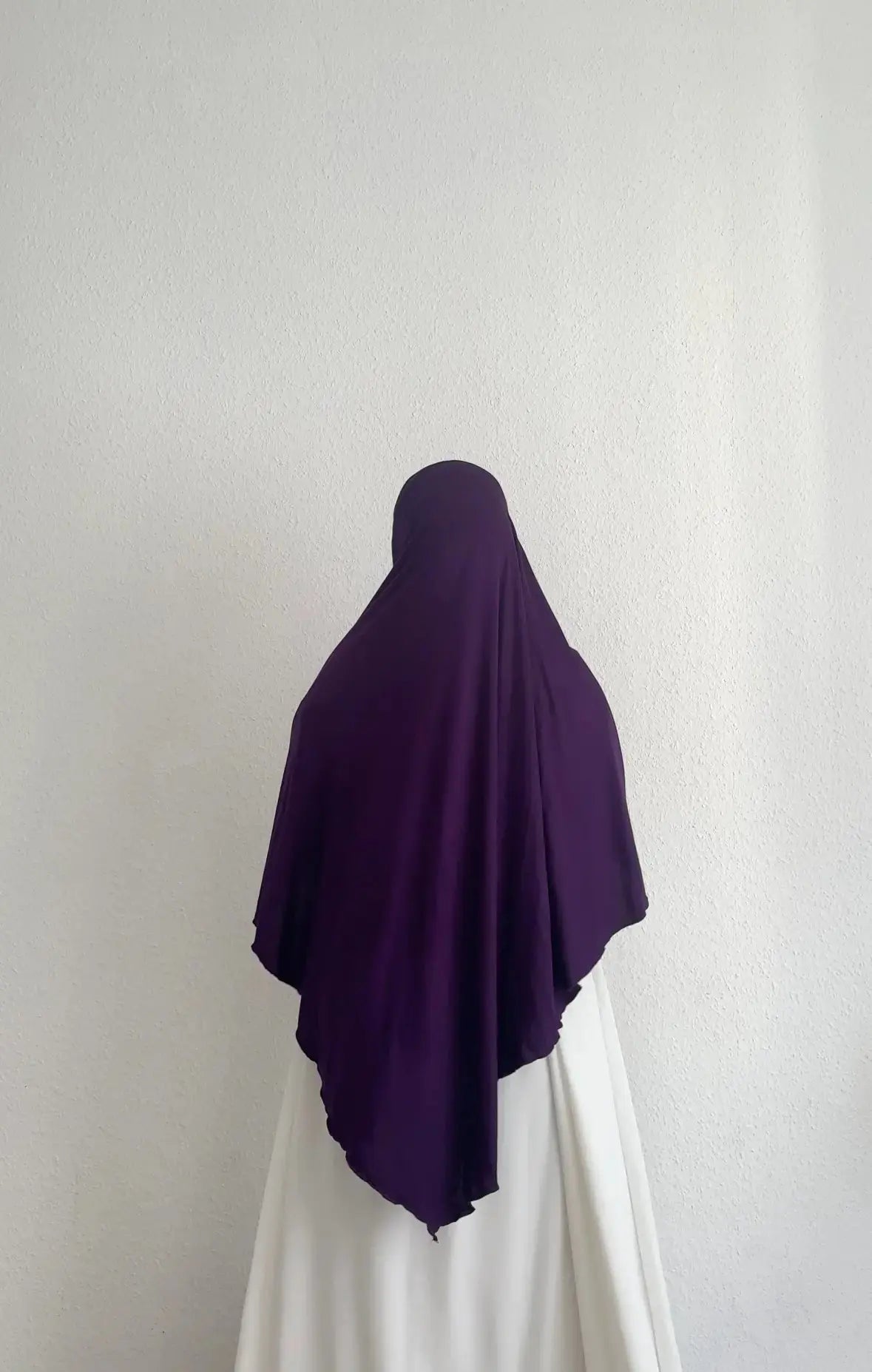 Jersey Khimar in dunklem Violett aus Viskose‑Elastan, Rückenansicht mit spitz zulaufendem Rückenteil.