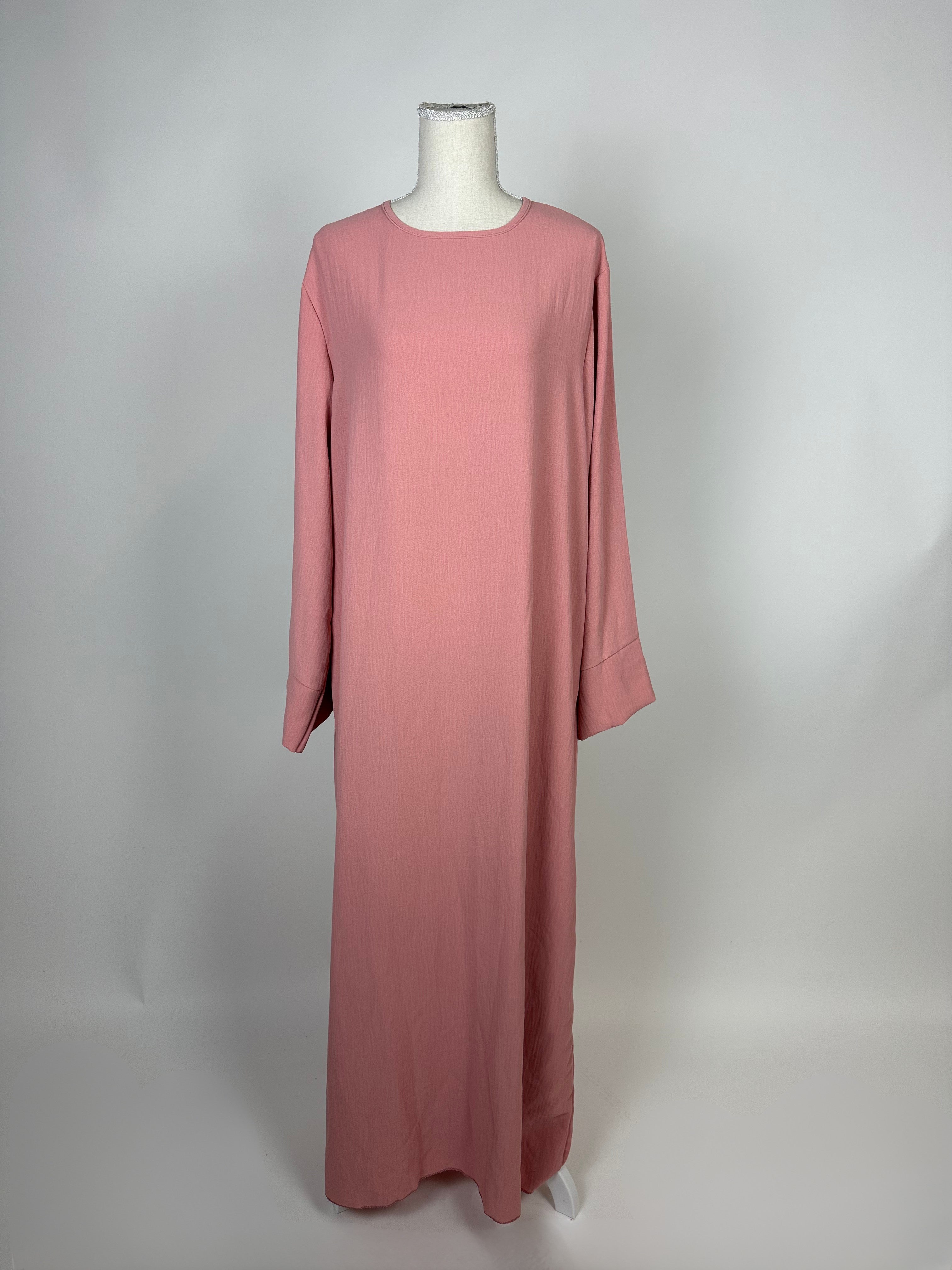 Rosa Basic-Abaya aus Jazz zeigt Rundhals und weiten, bodenlangen Schnitt, Vorderansicht auf Schneiderpuppe