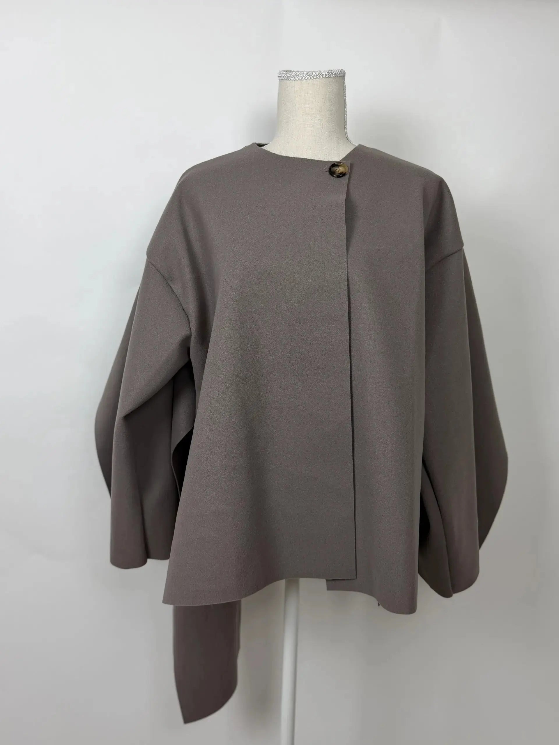 kurzes cape mit schal aus polyester, frontansicht