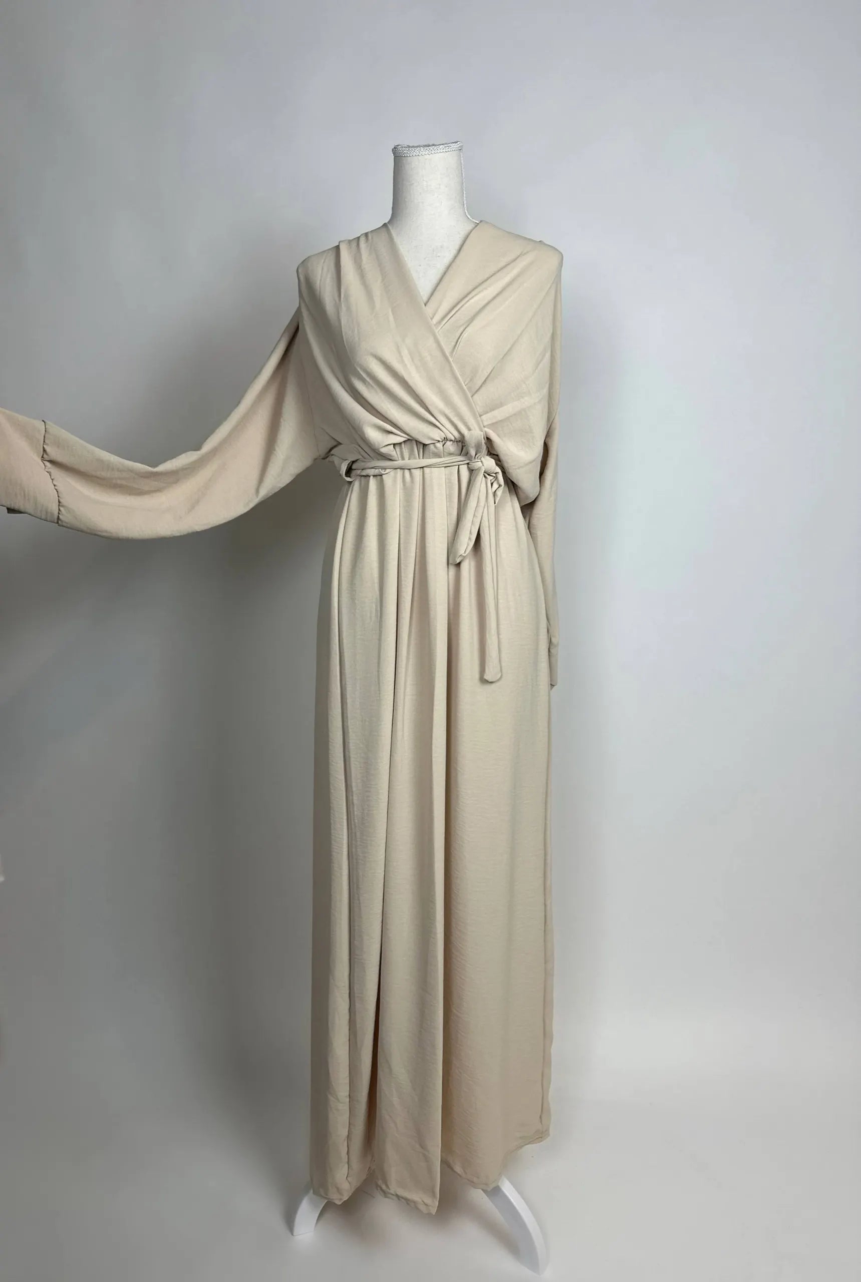Beiges bodenlanges Wickelkleid aus Jazzstoff mit Bindegürtel und weiten Ärmeln, Vorderansicht
