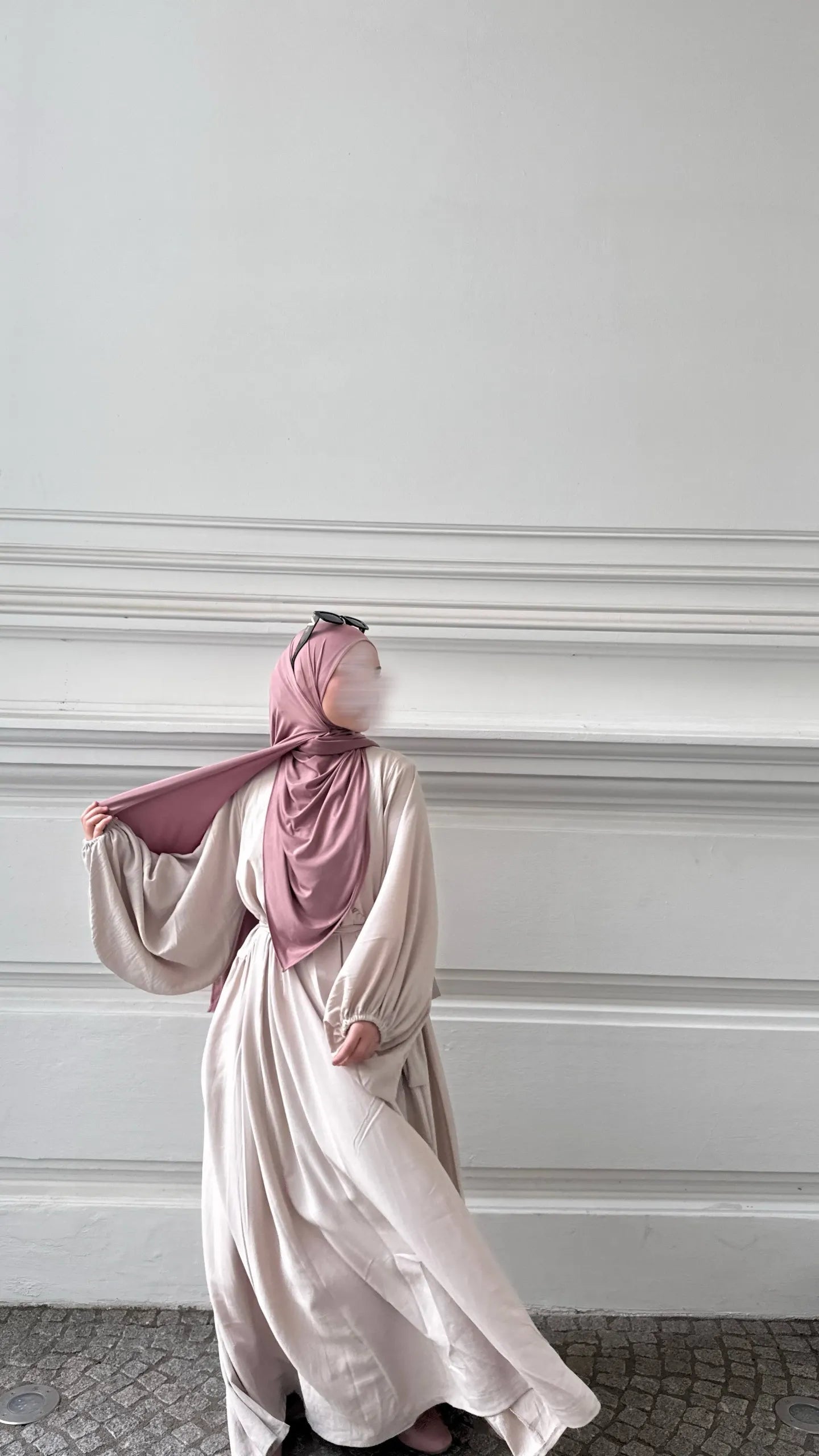 cremefarbene abaya aus jazz-stoff, bodenlang mit weiten ballonärmeln und schwingendem saum, seitliche ansicht