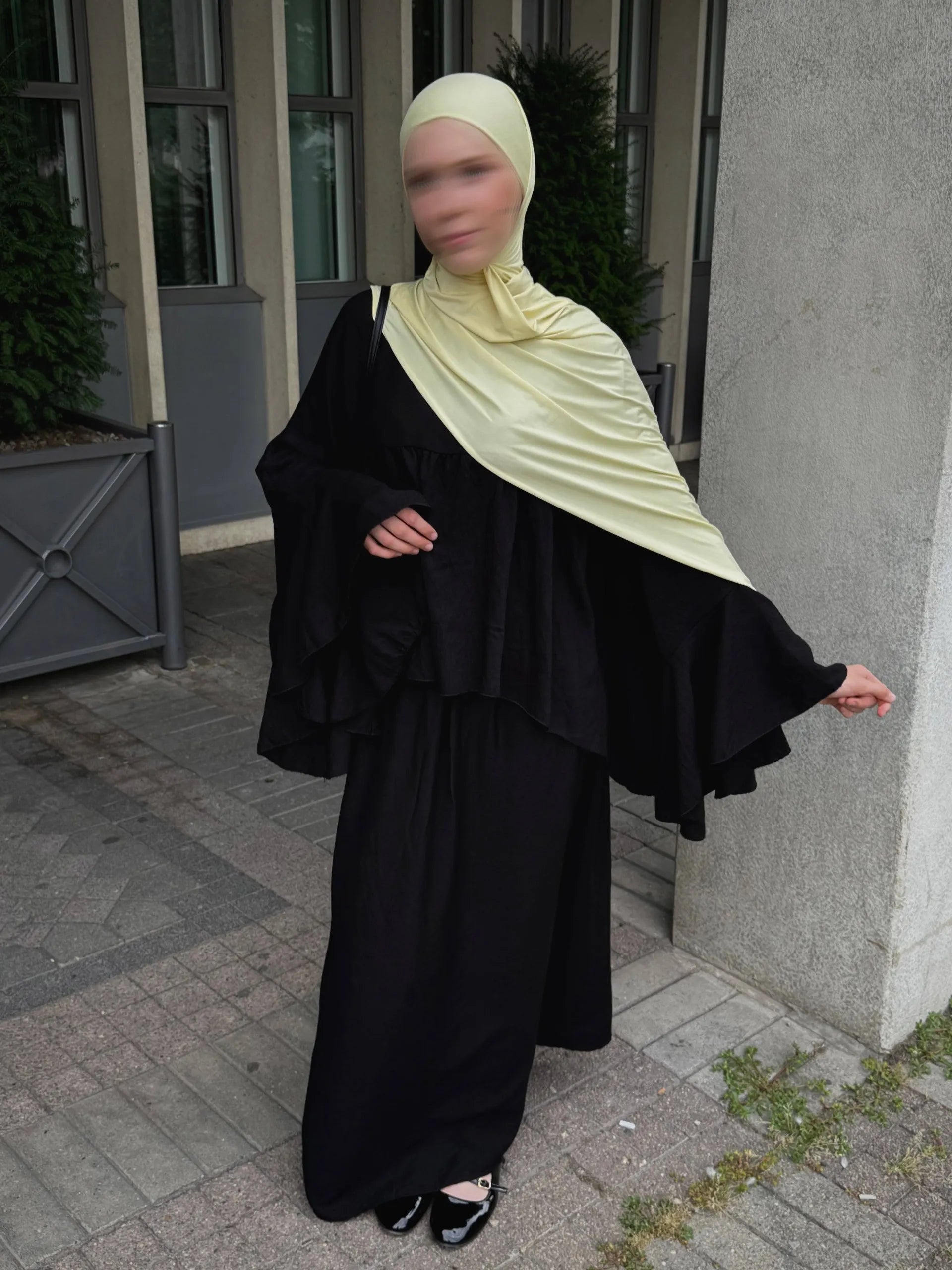 zweiteiler in schwarz mit weit schwingendem oberteil und fledermausärmeln, maxirock, frontansicht