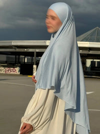 Jersey Khimar hellblau aus 95% Viskose und 5% Elastan, seitliche Ansicht mit langer Rückenpartie.