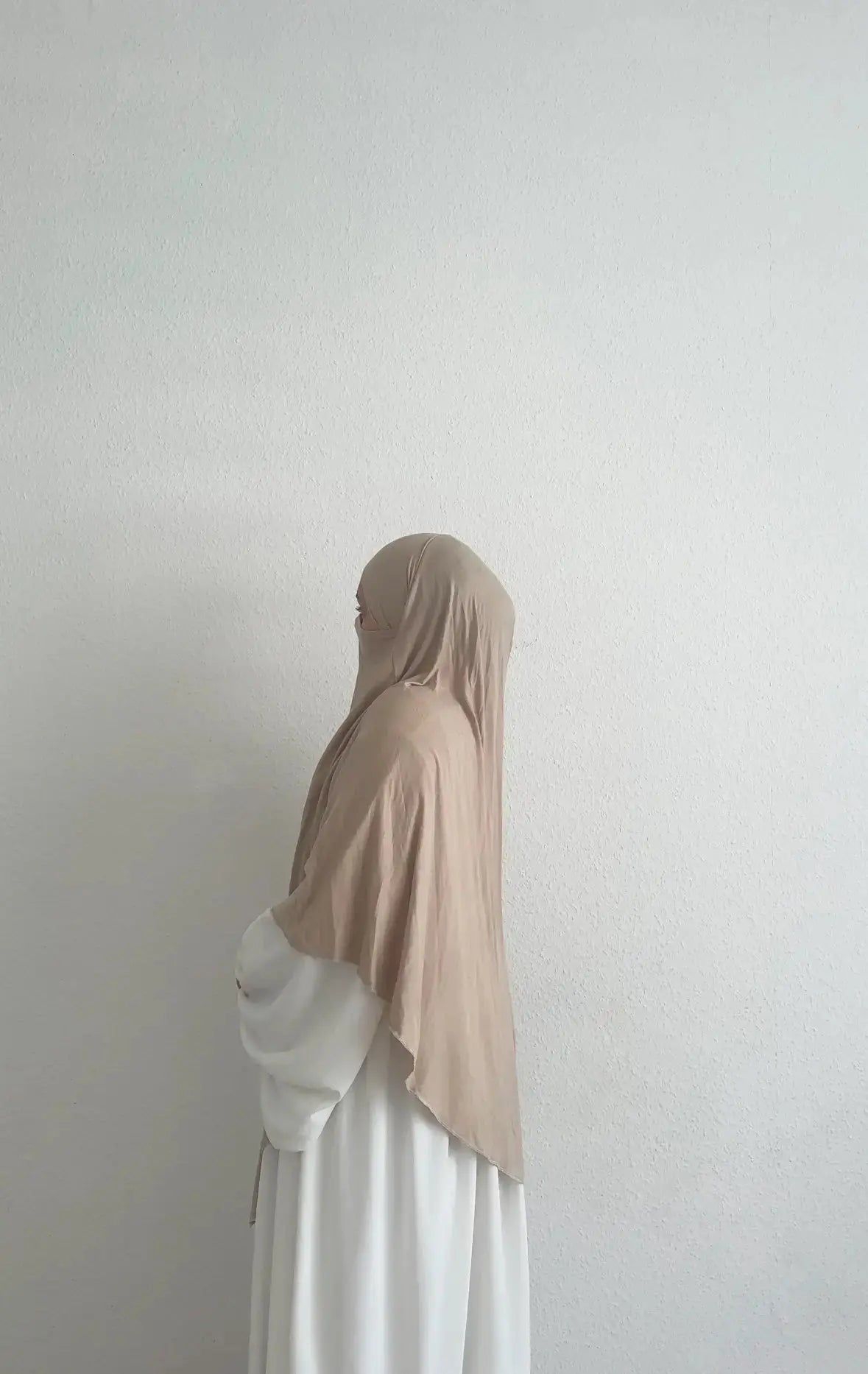 jersey khimar beige aus viskose-jersey, mittlere länge mit verlängertem rücksaum, seitliche ansicht