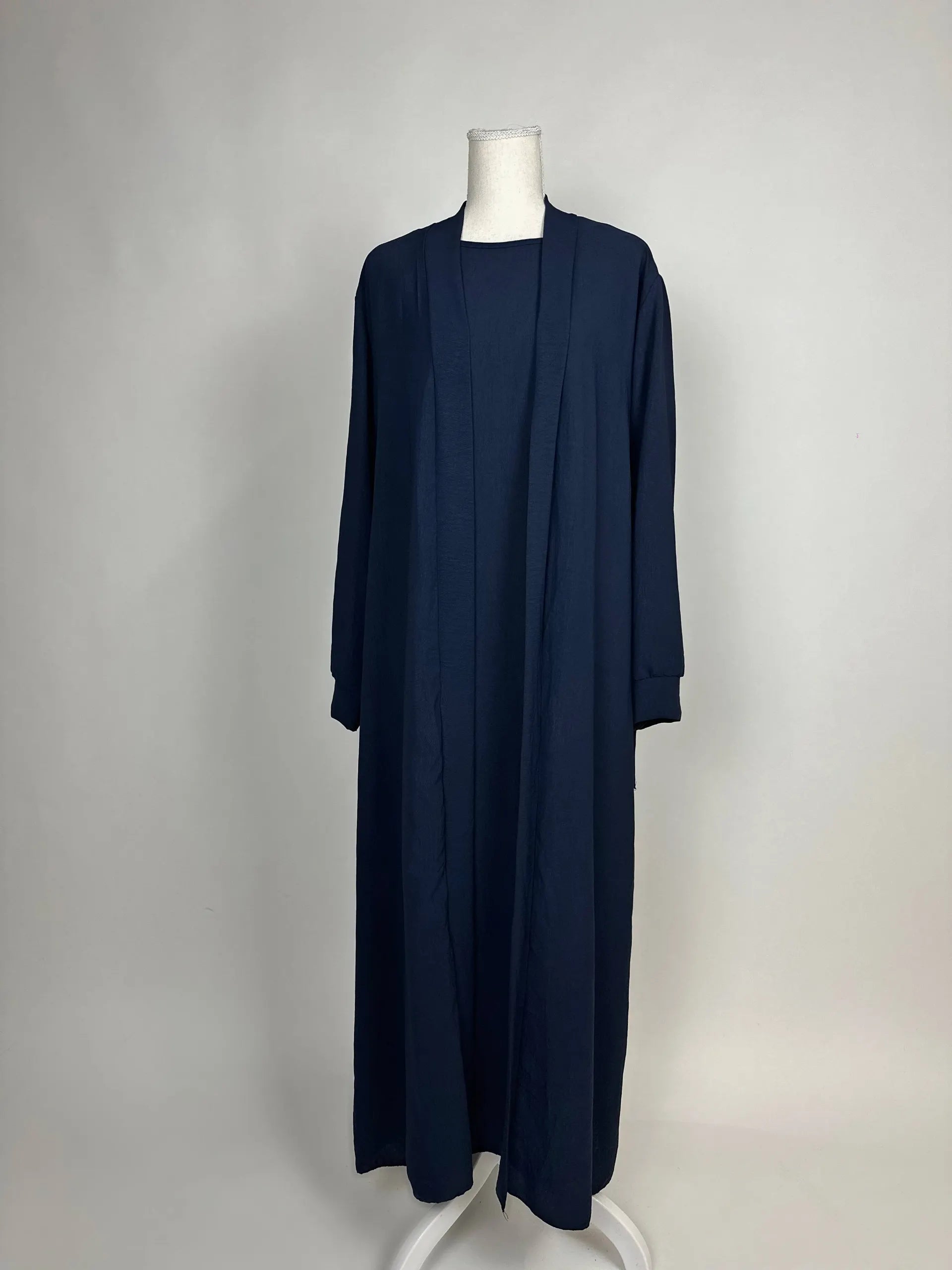 offene abaya dunkelblau aus jazzstoff, lange ärmel, mit bindegürtel und unterkleid, frontansicht