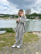 Grauer Musselin-Zweiteiler aus Baumwolle, locker geschnitten mit weiter Hose und Knopfleistenhemd, Vorderansicht