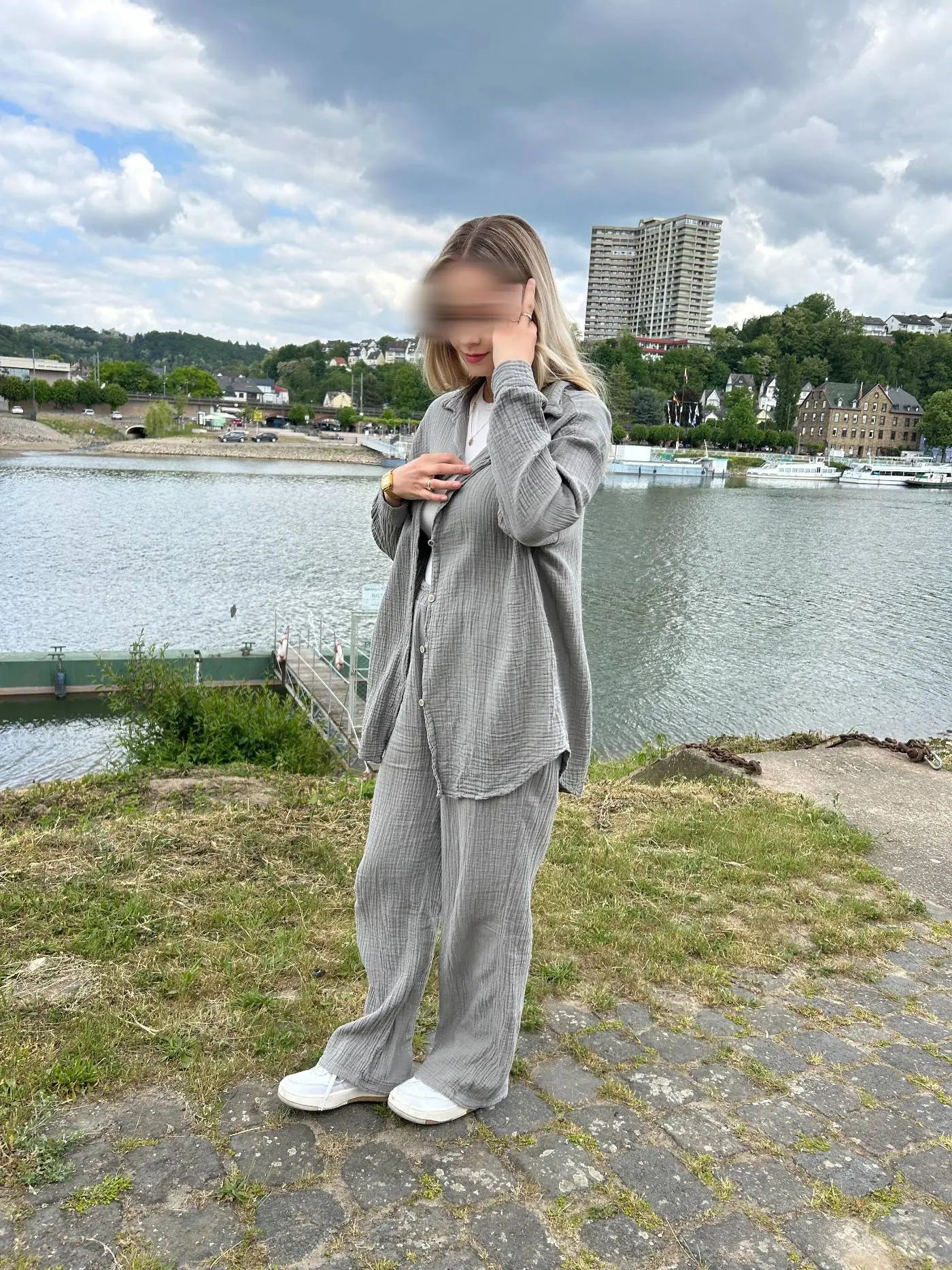 Grauer Musselin-Zweiteiler aus Baumwolle, locker geschnitten mit weiter Hose und Knopfleistenhemd, Vorderansicht