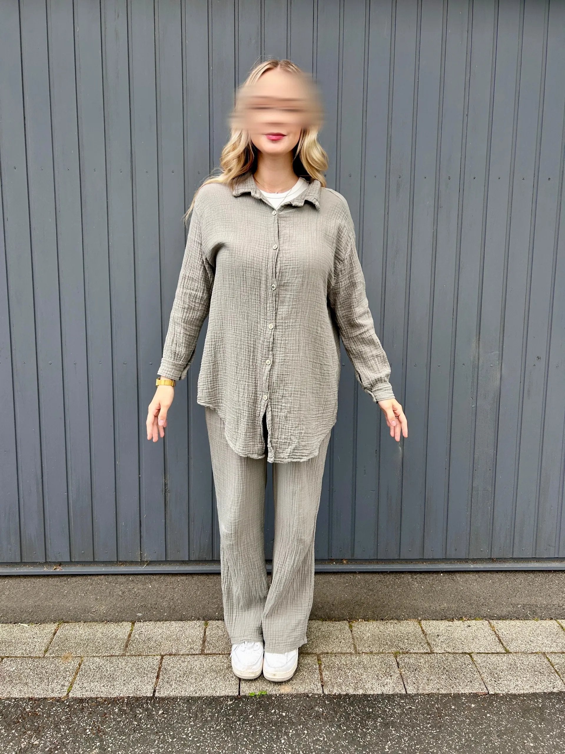 Zu sehen ist ein grauer Musselin-Zweiteiler aus 100% Baumwolle mit langer Hemdbluse und weiter Hose, Vorderansicht