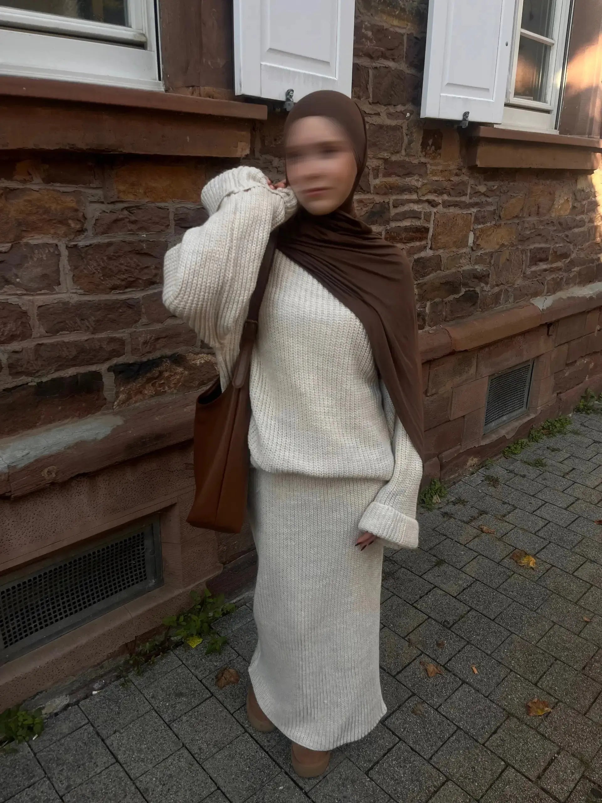 Zweiteiler aus Acryl mit Maxirock (110 cm) und Oberteil (80 cm)