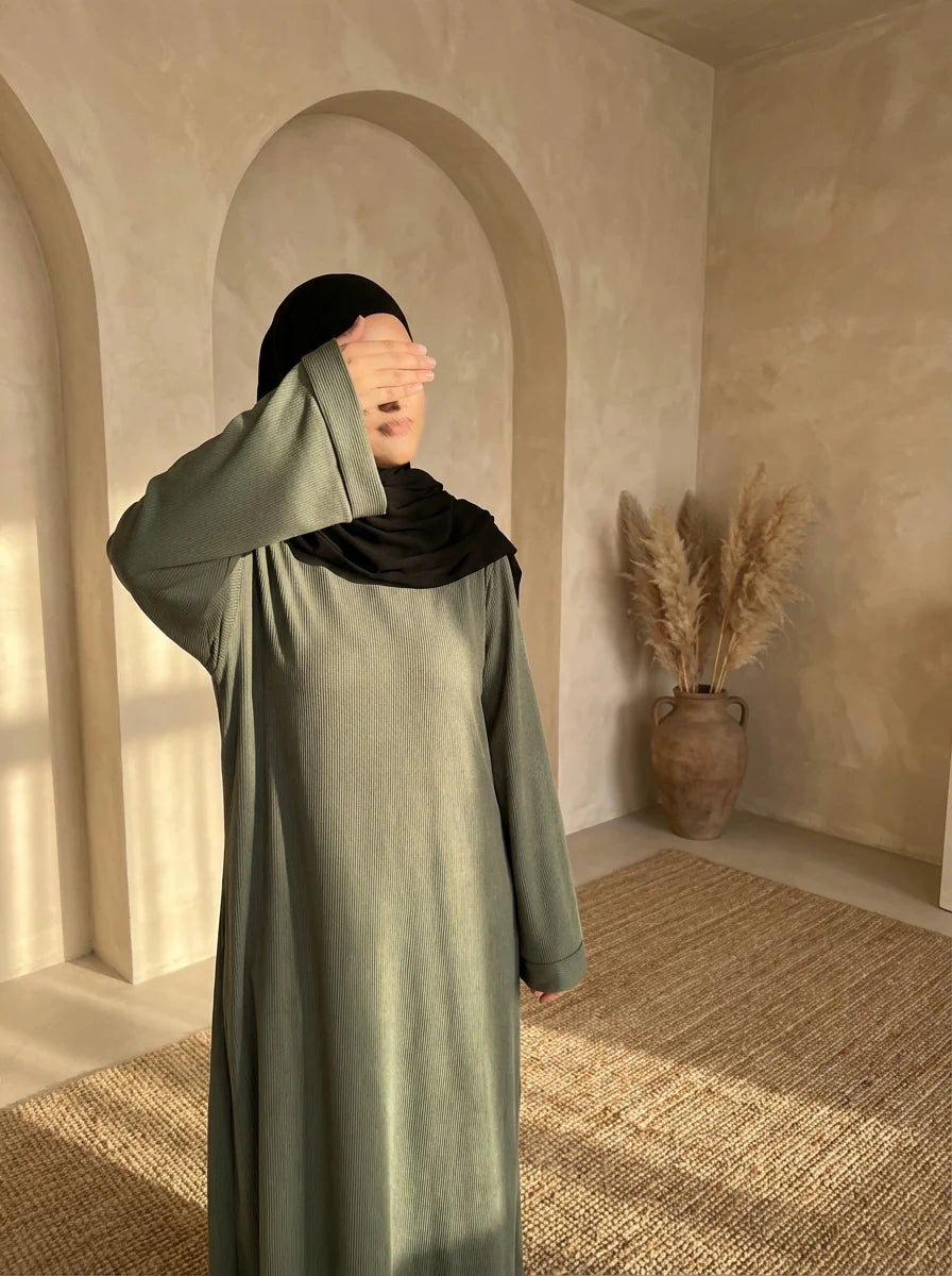 khakifarbene abaya aus polyester, gerippte optik, bodenlang, weite ärmel, frontansicht.